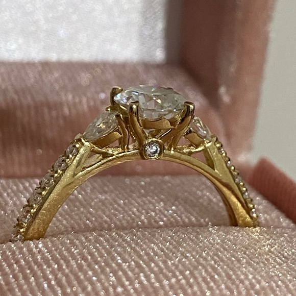✨NEW✨ 10K SOLID Yellow Gold 1 CT Round MOISSANITE 3 Stone Engagement Ring 8.5 - Picture 9 of 12